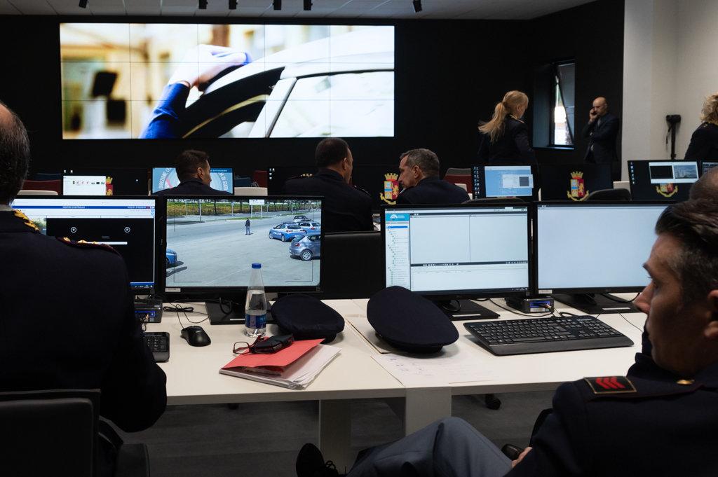 È reato disturbare le comunicazioni tra volante e sala operativa