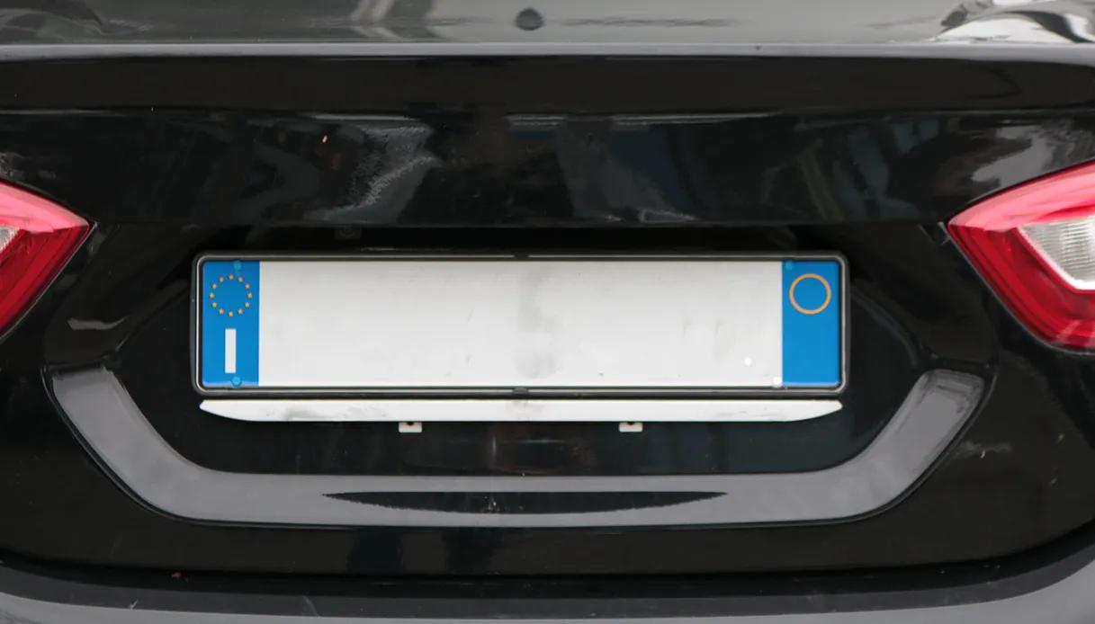 Assicurazione e reimmatricolazione obbligatorie in Italia per le auto con targhe estere