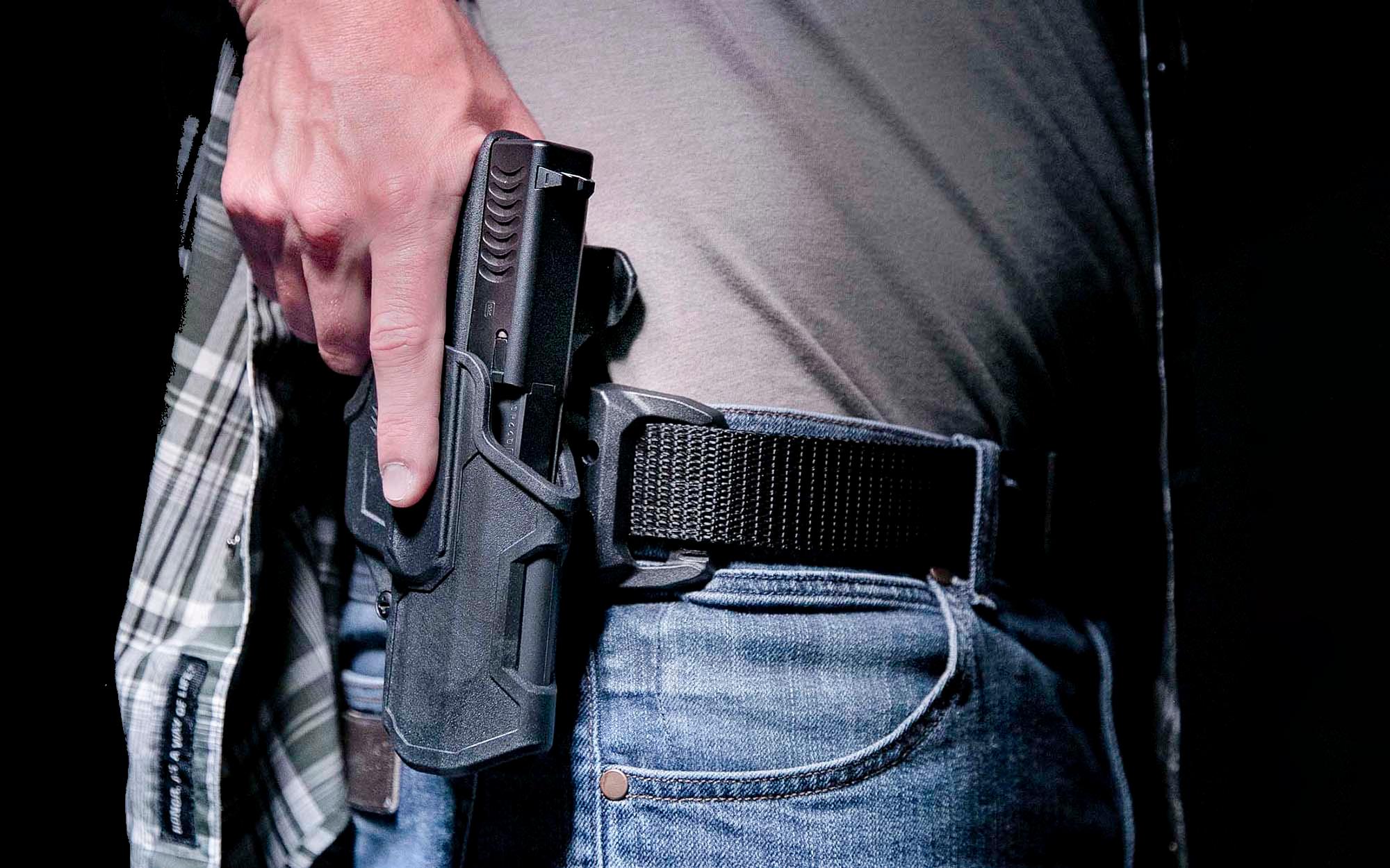 Porto di armi senza licenza per il personale delle forze di Polizia