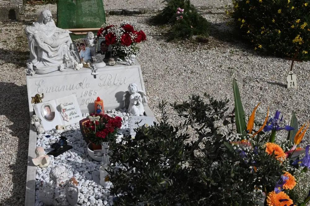 Scritta vergognosa su tomba di famiglia Emanuele Petri.