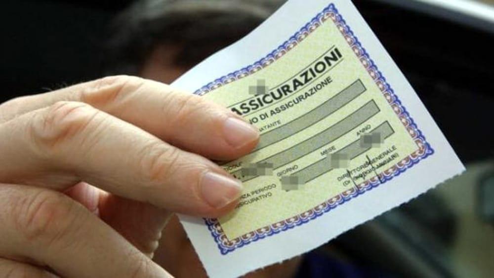 Polizza RCA auto obbligatoria anche per i veicoli fermi in aree private