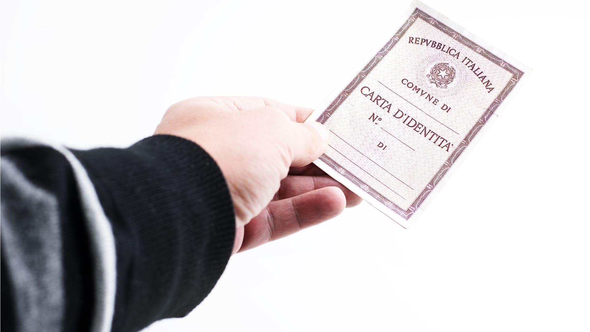 Non consegnare il documento di riconoscimento al Pubblico Ufficiale costituisce reato