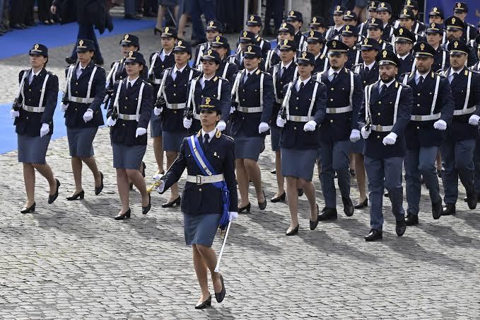 Ragazza scartata al concorso per un tatuaggio al polpaccio