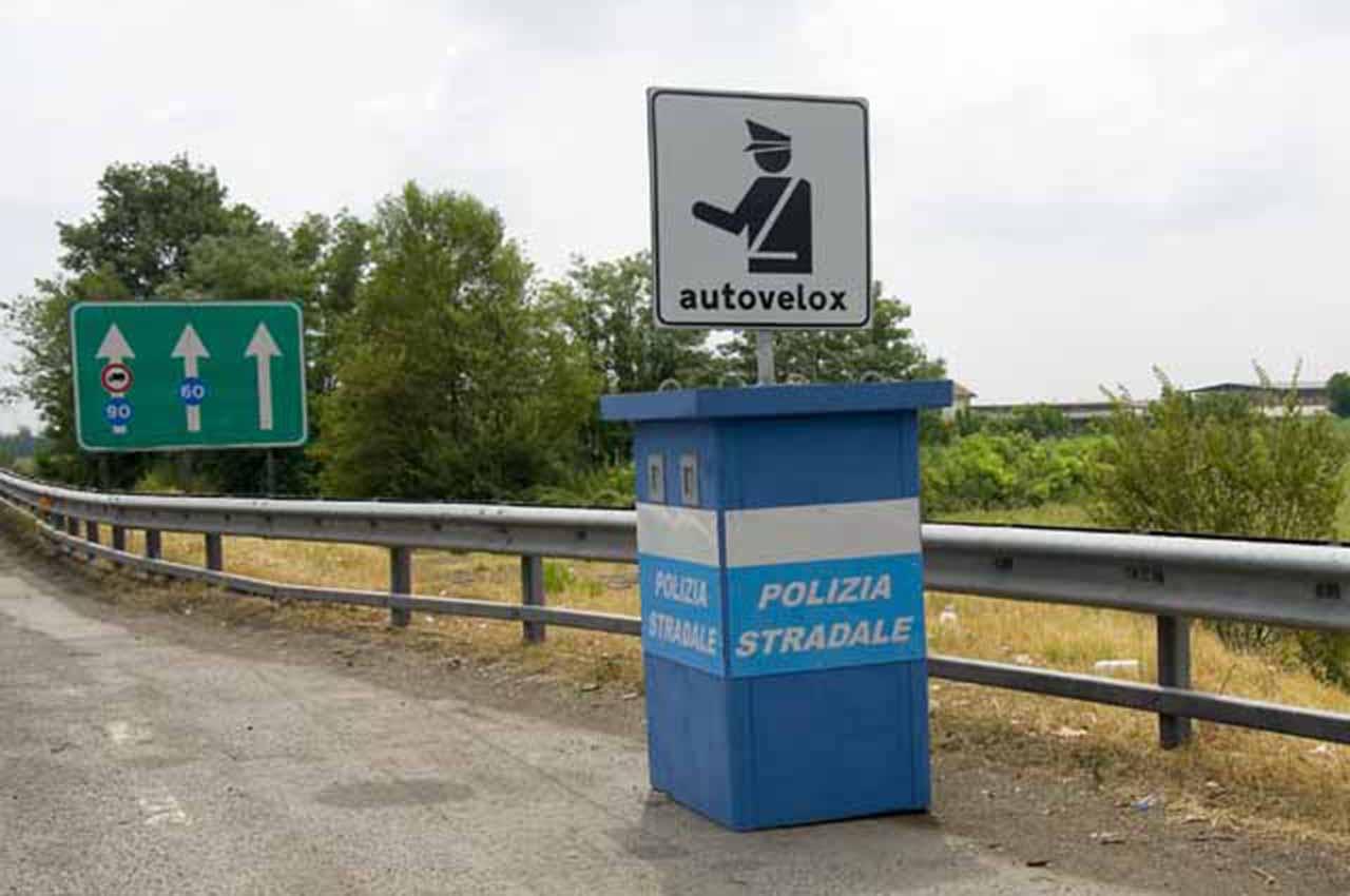 La multa illegittima se l'autovelox è a meno di 1 km dal cartello col limite di velocità