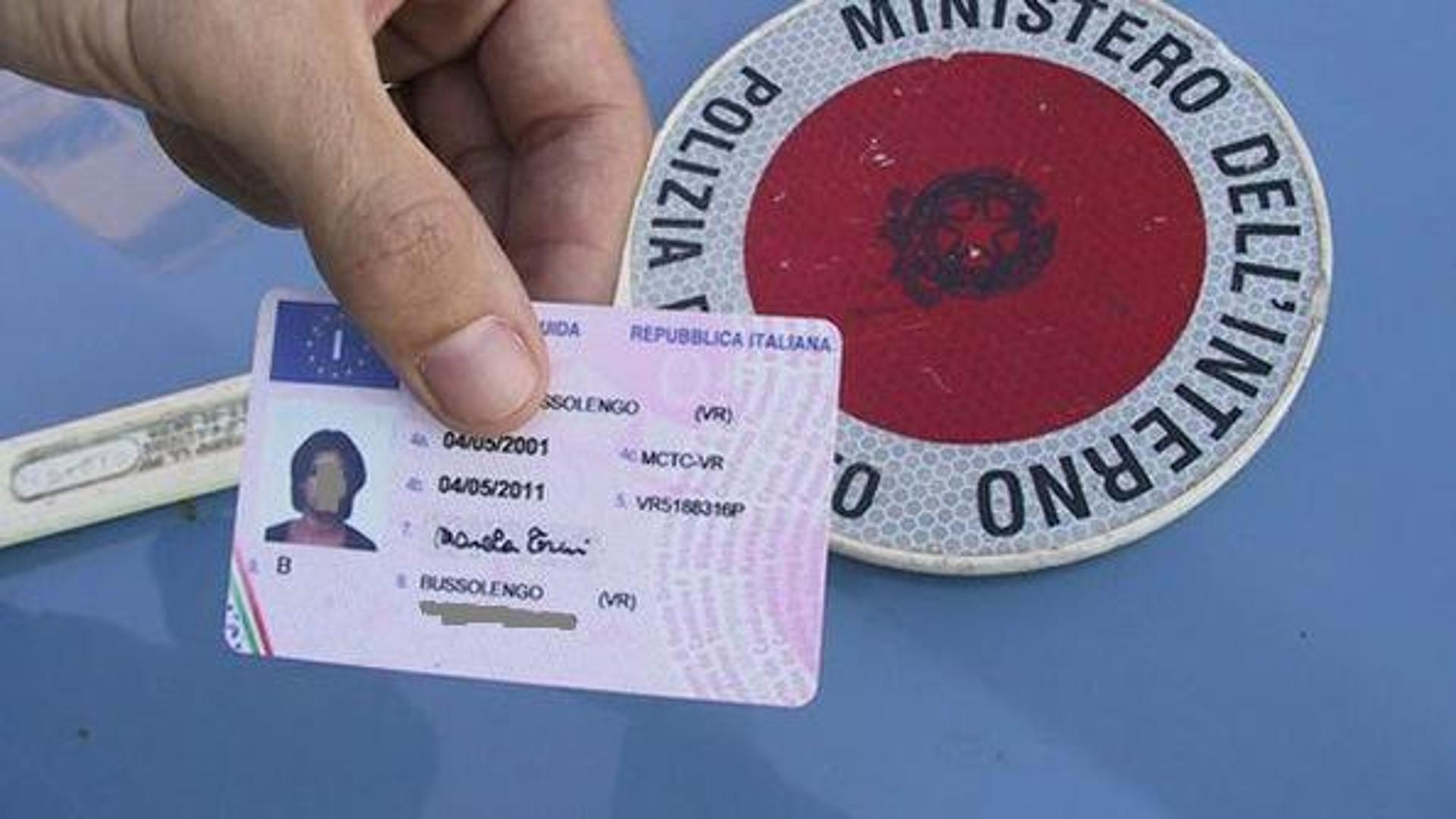Guida senza patente: la Consulta conferma il reato