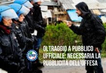 Il reato di oltraggio a pubblico ufficiale si perfeziona in presenza di terzi estranei alla funzione