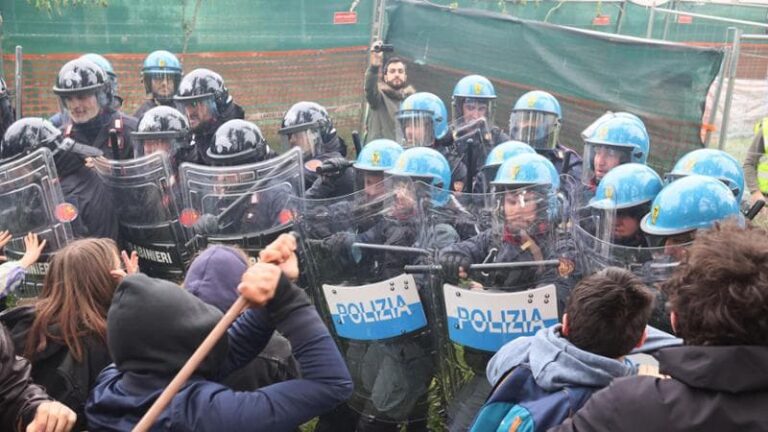Scontri attivisti-Polizia alle scuole Besta a Bologna