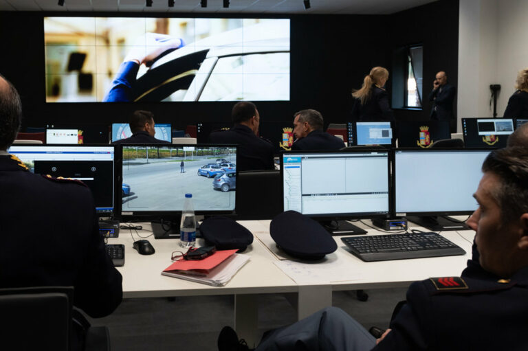 È reato disturbare le comunicazioni tra volante e sala operativa