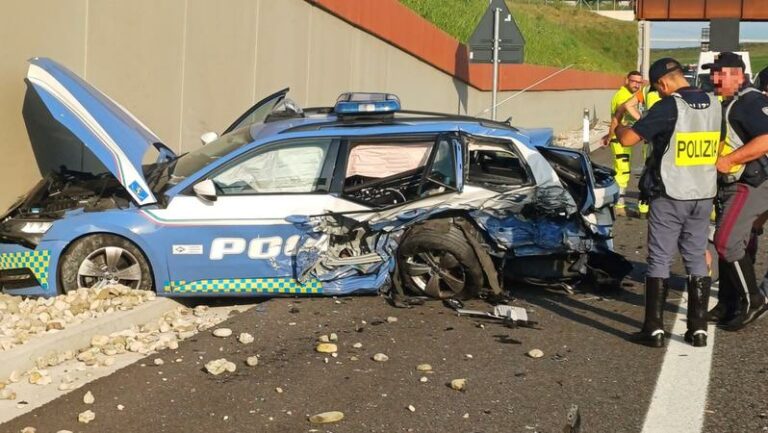 Auto a folle velocità piomba su una volante della Polizia Stradale