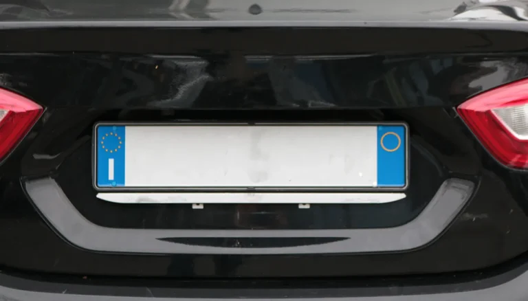 Assicurazione e reimmatricolazione obbligatorie in Italia per le auto con targhe estere