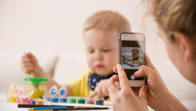 Per postare una foto del figlio minore di 14 anni sui social è necessario il consenso di entrambi i genitori