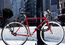 Commette infrazione chi lega bici o moto a pali o strutture al di fuori dei parcheggi