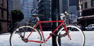 Commette infrazione chi lega bici o moto a pali o strutture al di fuori dei parcheggi