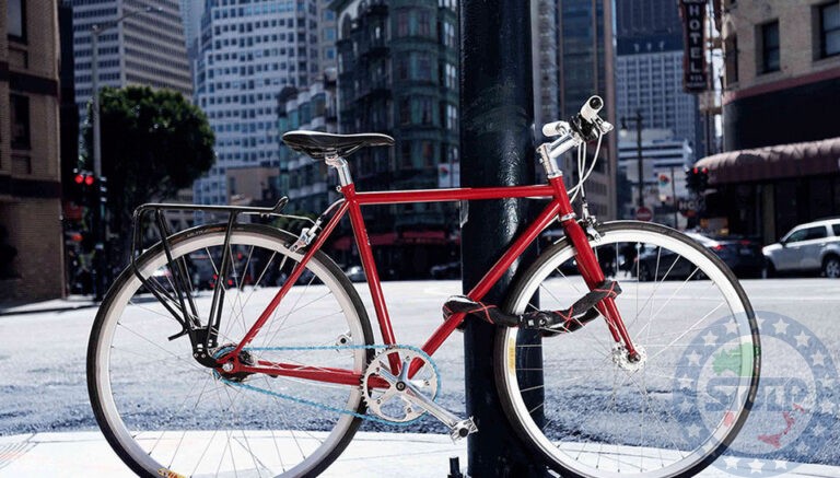 Commette infrazione chi lega bici o moto a pali o strutture al di fuori dei parcheggi