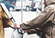 Corte: esclusione attenuante in furto con strappo legittima.