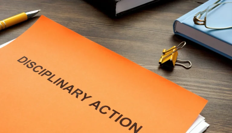 Nei procedimenti disciplinari il difensore dev’essere necessariamente un dipendente in servizio attivo