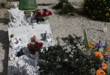 Scritta vergognosa su tomba di famiglia Emanuele Petri.